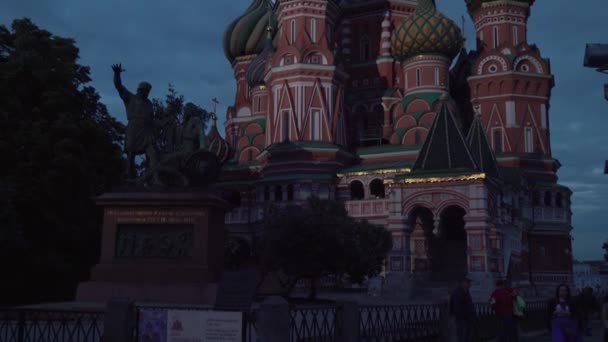 Saint Basils Cathedral gezien vanaf het Rode plein op nacht stock footage video — Stockvideo