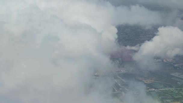 Θέα από το αεροπλάνο, όταν προσγειώνεται σε ένα θολό περιοχή στην περιφέρεια Μόσχας πλάνα βίντεο — Αρχείο Βίντεο