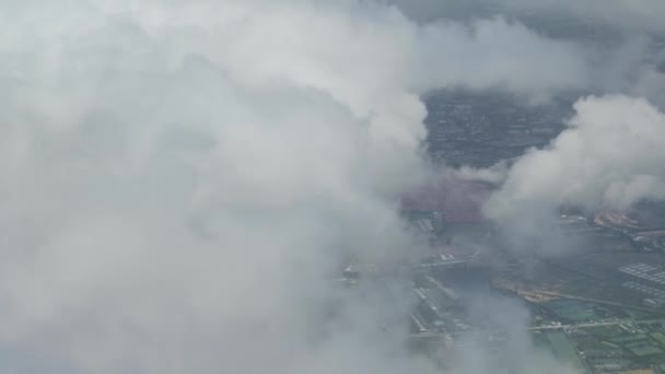 Vista da un aereo quando si atterra su un'area nuvolosa nella regione di Mosca stock di filmati video — Video Stock