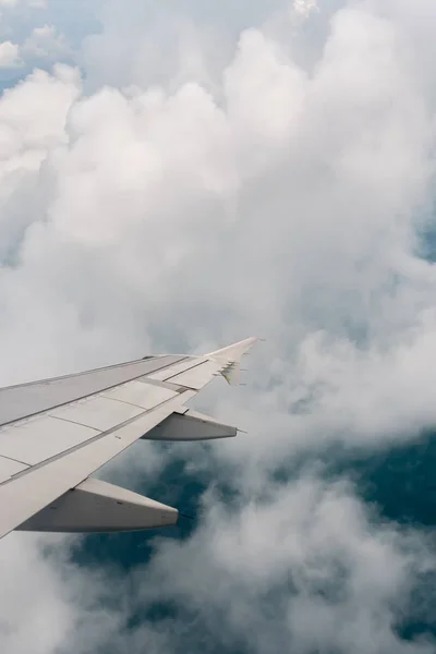 海の上の飛行機と積雲雲の翼の飛行機からの眺め — ストック写真