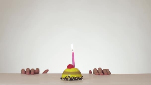 Schöne freche Mädchen Teenager mit Weihnachtsmann Hut bläst heimlich Kerze auf festlichem Kuchen aus und versteckt sich glücklich auf weißem Hintergrund Stock Footage Video — Stockvideo