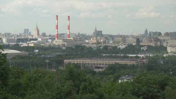 Panorama de Moscú desde la plataforma de observación en Sparrow Hills material de archivo de vídeo — Vídeos de Stock