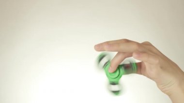 Bir genç kızın ellerini beyaz arka plan stok görüntüleri video üzerinde yeşil topluca spinner spin