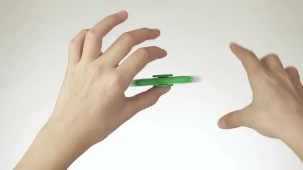 Les mains d'une adolescente filer un violon vert fileur sur fond blanc fond vidéo 