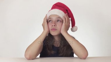 Güzel mutsuz kız genç bir Noel Baba şapkalı duygusal üzüntü ve keder beyaz arka plan stok görüntüleri video ifade eder.