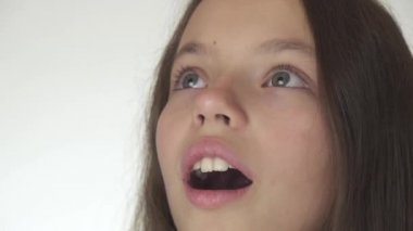 Beyaz arka plan stok görüntüleri video sürpriz yakın çekim güzel mutlu genç kız olduğunu