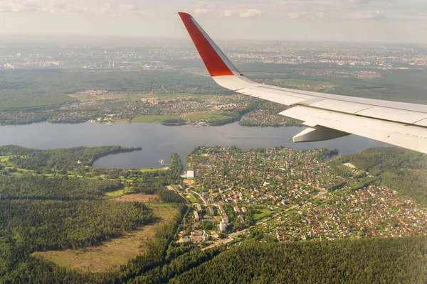 Vista aérea al ala de un avión sobre la región de Moscú —  Fotos de Stock