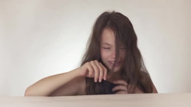 Güzel üzgün genç kız bir uyum rulo ve beyaz arka plan stok görüntüleri video deli ediyor