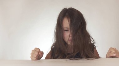 Güzel üzgün genç kız beyaz arka plan üzerinde kızgınlık ve üzüntü ifade