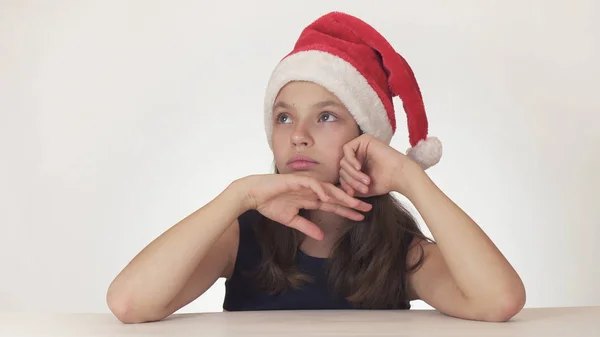 Bela menina adolescente infeliz triste sobre o presente que não chegou no fundo branco — Fotografia de Stock