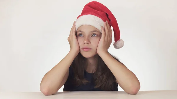 Belle adolescente malheureuse triste au sujet du cadeau qui n'a pas obtenu sur fond blanc — Photo