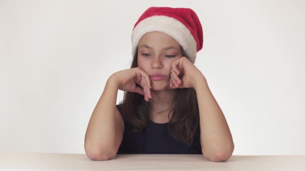 Bela menina adolescente infeliz triste sobre o presente que não chegou no fundo branco imagens de vídeo — Vídeo de Stock