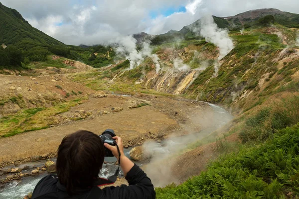 Turysta robi zdjęcie słynnego Dolina gejzerów. — Zdjęcie stockowe