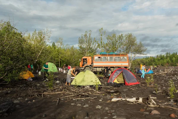 Turistcamp på stranden av floden Studenaya. Kamtjatka. — Stockfoto