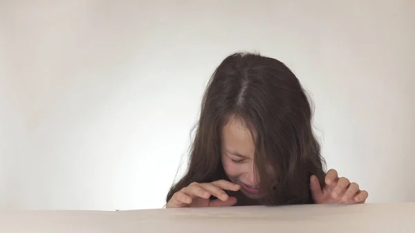 Bella ragazza triste adolescente sta piangendo su sfondo bianco — Foto Stock
