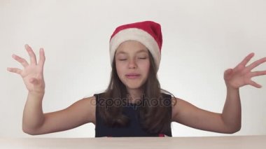Güzel mutlu kız genç bir Noel Baba şapkalı duygusal beyaz arka plan üzerinde hisse senedi görüntüleri video güler.