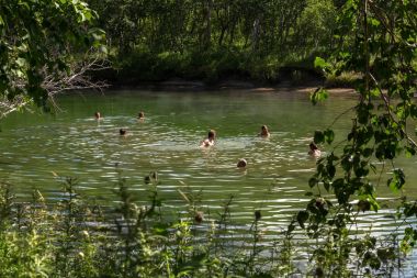 Turistler Khodutkinskiye hot Springs Priemysh yanardağ eteklerinde, banyo.