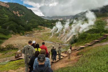 Turistler üzerinde Geysers ünlü Valley bir gezi. Kronotsky doğa rezerv Kamçatka Yarımadası.