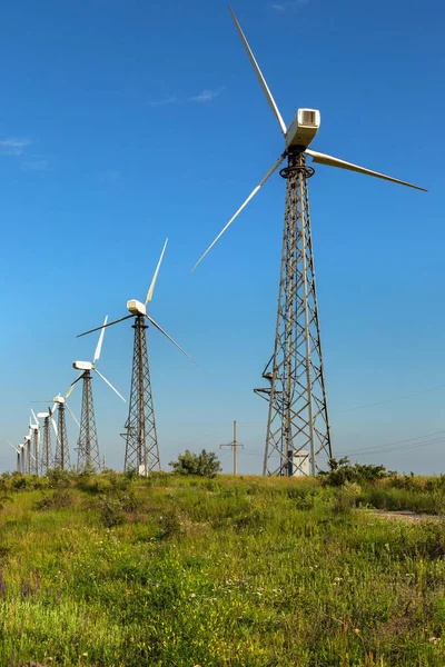 Ветроэлектростанции Крымского полуострова — стоковое фото