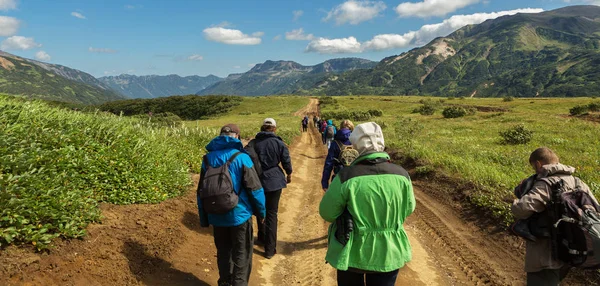 Group of tourists walks along the Viluchinsky pass — Stock Photo, Image