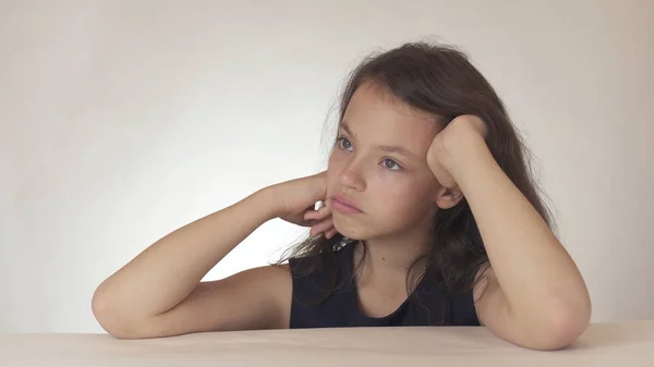 Όμορφη λυπημένος εφηβικό κορίτσι εκφράζει δυσαρέσκεια και λύπη σε λευκό φόντο — Φωτογραφία Αρχείου