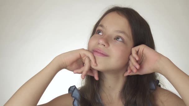 Linda menina feliz adolescentes sonhos, sorrindo e rindo close-up no fundo branco imagens de vídeo — Vídeo de Stock