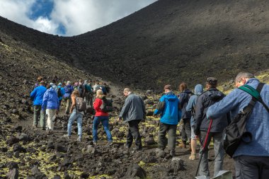 Turistler Hiking Trail yerlerde gezilere Kuzey cephe büyük Tolbachik fissür Erüpsiyonu 1975 için tırmanmak