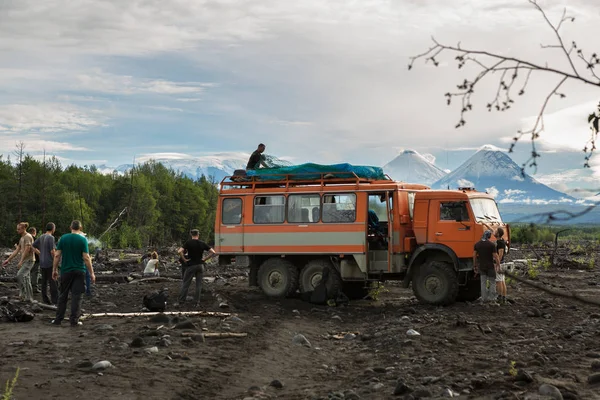 Gathering of the tourist campground on the shore of river Studenaya. Kamchatka Peninsula. — Stock Photo, Image