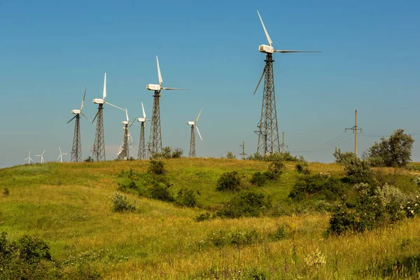 Windkraftanlagen auf der Halbinsel Krim — Stockfoto
