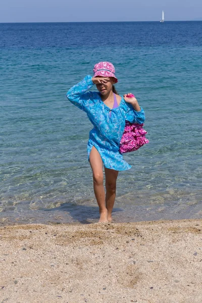 Une jeune touriste émerge de la mer Égée sur la côte de la péninsule de Sithonie — Photo