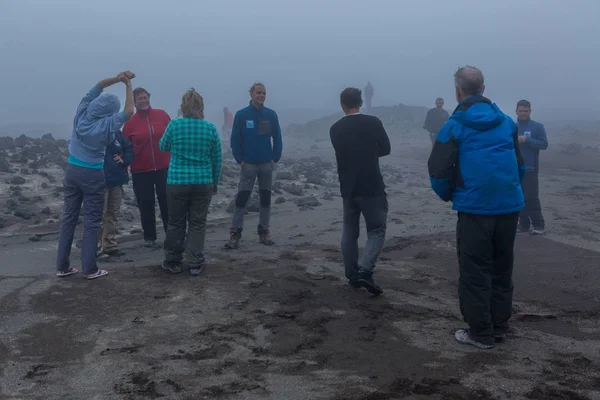 Groupe de touristes dans le brouillard du volcan caldera Gorely. Péninsule du Kamchatka . — Photo
