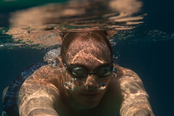 Uomo turistico in nuoto occhiali sportivi nuotare sott'acqua nel Mar Egeo sulla costa della penisola di Sithonia — Foto Stock