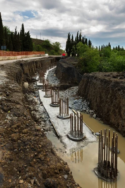 Reinforced concrete foundation supports in a ditch on Crimean peninsula — Stock Photo, Image