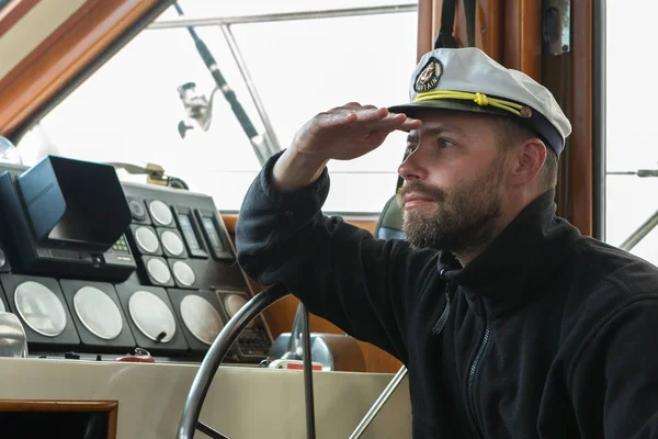 Капитан у штурвала судна, плывущего вдоль Тихого океана — стоковое фото