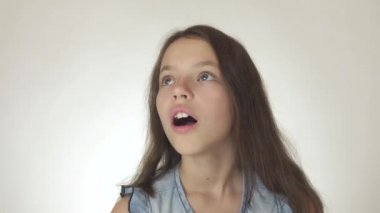 Güzel mutlu genç kız baktı ve beyaz arka plan stok görüntüleri video sürpriz yakın çekim olduğunu