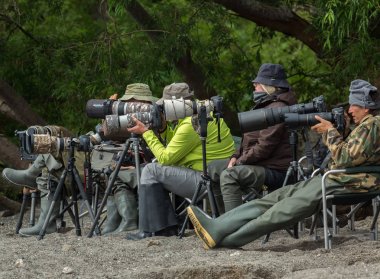 Grup Kurile göl kıyısında bir fotoğraf çekimi, profesyonel fotoğrafçıların.