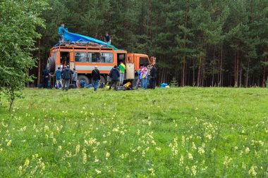 Kamçatka Yarımadası yolda devam turist grup