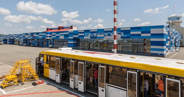 Simferopol Junio 2016 Autobús Con Pasajeros Aeropuerto Internacional Simferopol —  Fotos de Stock