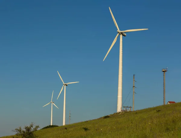 Windkraftanlagen auf der Halbinsel Krim — Stockfoto