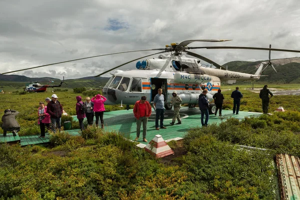 Hubschrauberlandeplatz in der Caldera von Uzon. Kronotsky Naturschutzgebiet auf der Halbinsel Kamtschatka. — Stockfoto