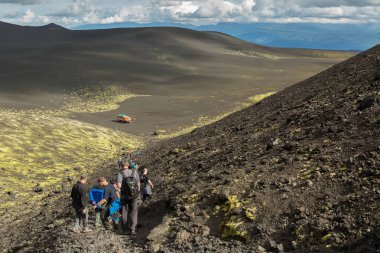Turistler Hiking Trail yerlerde gezilere Kuzey cephe büyük Tolbachik fissür Erüpsiyonu 1975 için tırmanmak