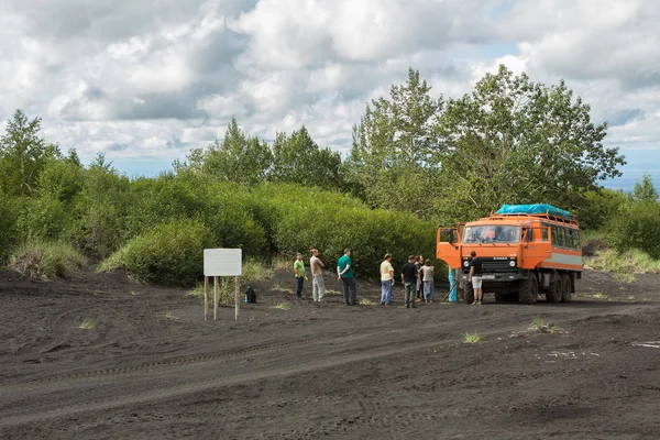 Groupe touristique sur la route du parc naturel Klyuchevskoy. Péninsule du Kamchatka . — Photo