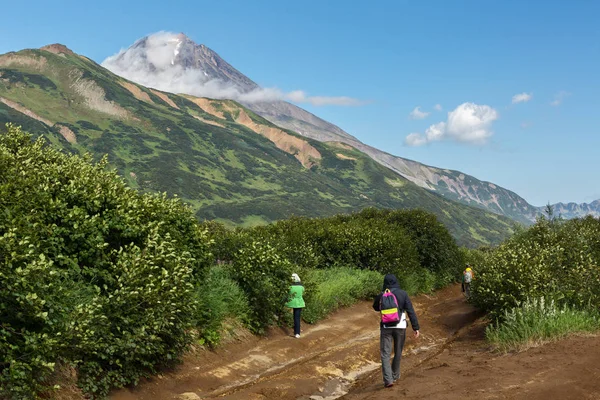 Groupe de touristes promenades le long du col Viluchinsky — Photo