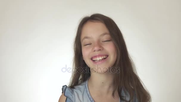 Linda menina adolescente feliz rindo close-up no fundo branco imagens de vídeo — Vídeo de Stock