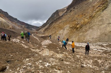 Turistler aktif yanardağ Kamçatka Mutnovsky için tırmanış sırasında.