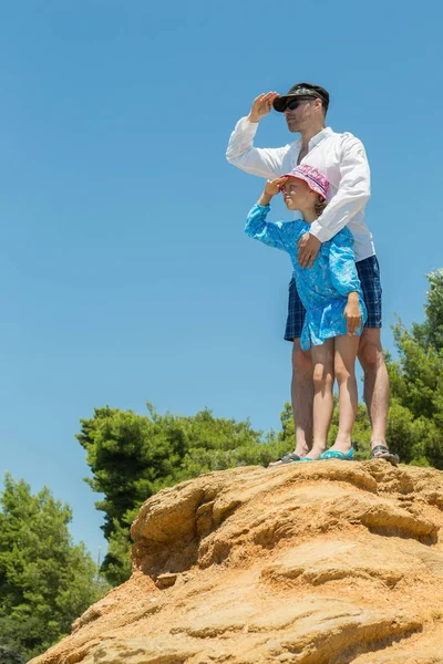 Turistas pai e filha na costa do Egeu da península da Sithonia — Fotografia de Stock