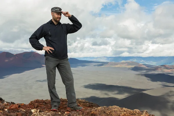 Tourist at the top of Hiking trail climb to North Breakthrough Great Tolbachik Fissure Eruption 1975 — Stock Photo, Image