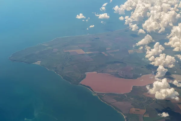 Кояшское соленое озеро на побережье Керченского полуострова в Крыму, отделенное от Черного моря полосой земли . — стоковое фото