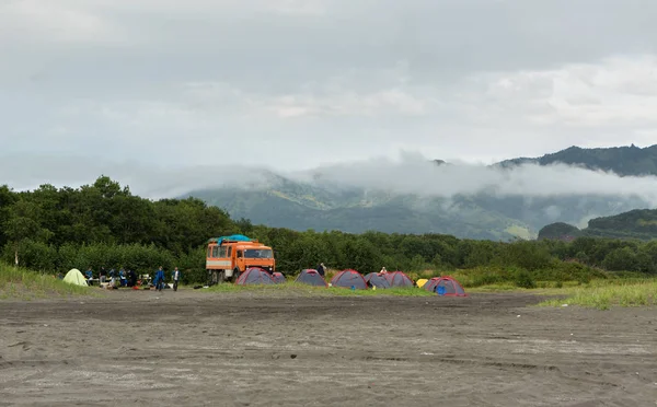 Acampamento de turistas em Zavoiko Bay, no Oceano Pacífico, nos arredores da cidade Petropavlovsk-Kamchatsky — Fotografia de Stock