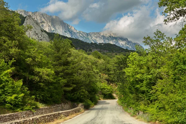Vägen i bergen i Krim-halvön — Stockfoto